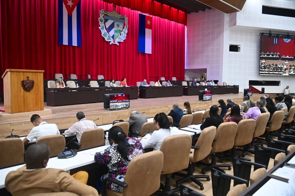 El Presidente <a href="/DiazCanelB/">Miguel Díaz-Canel Bermúdez</a> participó en el debate de las Comisiones de trabajo de la Asamblea Nacional sobre lo que será el “Código de la Niñez, Adolescencias y Juventudes” y señaló, que ese es, él futuro de la Patria, y ese futuro se construye desde el presente.
#UnidosXCuba🇨🇺