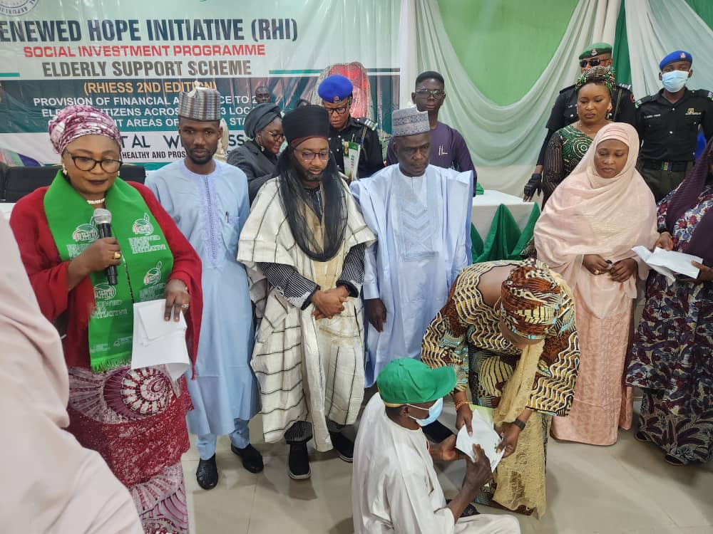 HonJarimi's tweet photo. NENEWED HOPE INITIATIVE: 250 elderly people in Kaduna State selected across the 23 Local Government received 200,000 each by Her Excellency, Hajia Hafsat @ubasanius championed by Her Excellency Sen. @oluremitinubu CON, the First Lady of Nigeria under her  RHIESS program. https://t.co/EYm4mzsTMc