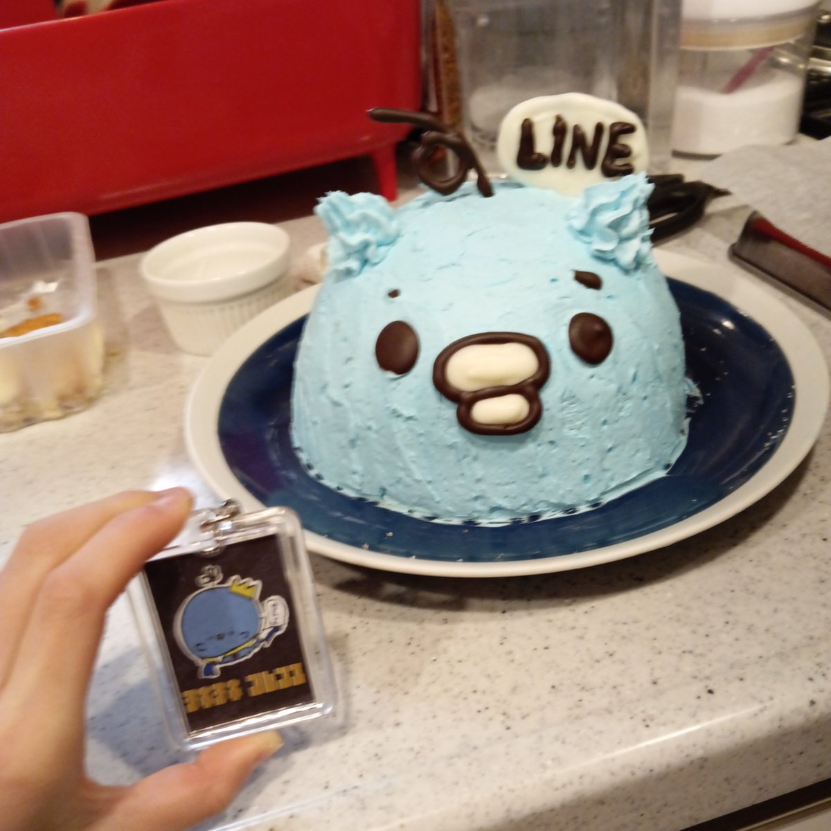 YUA_LANDS's tweet photo. 生クリームをつけてイチゴをうすく切ります。生クリームをひらべったくします。もう１枚も同じようにします。３回くりかえします。パンのナイフで丸く切ります。生クリームをお皿にだして、青いしょくべにをめんぼうで5はいかけてまぜます。周りを青い生クリームで周りを青くします。上も青くします。 https://t.co/5mLrihVQe5