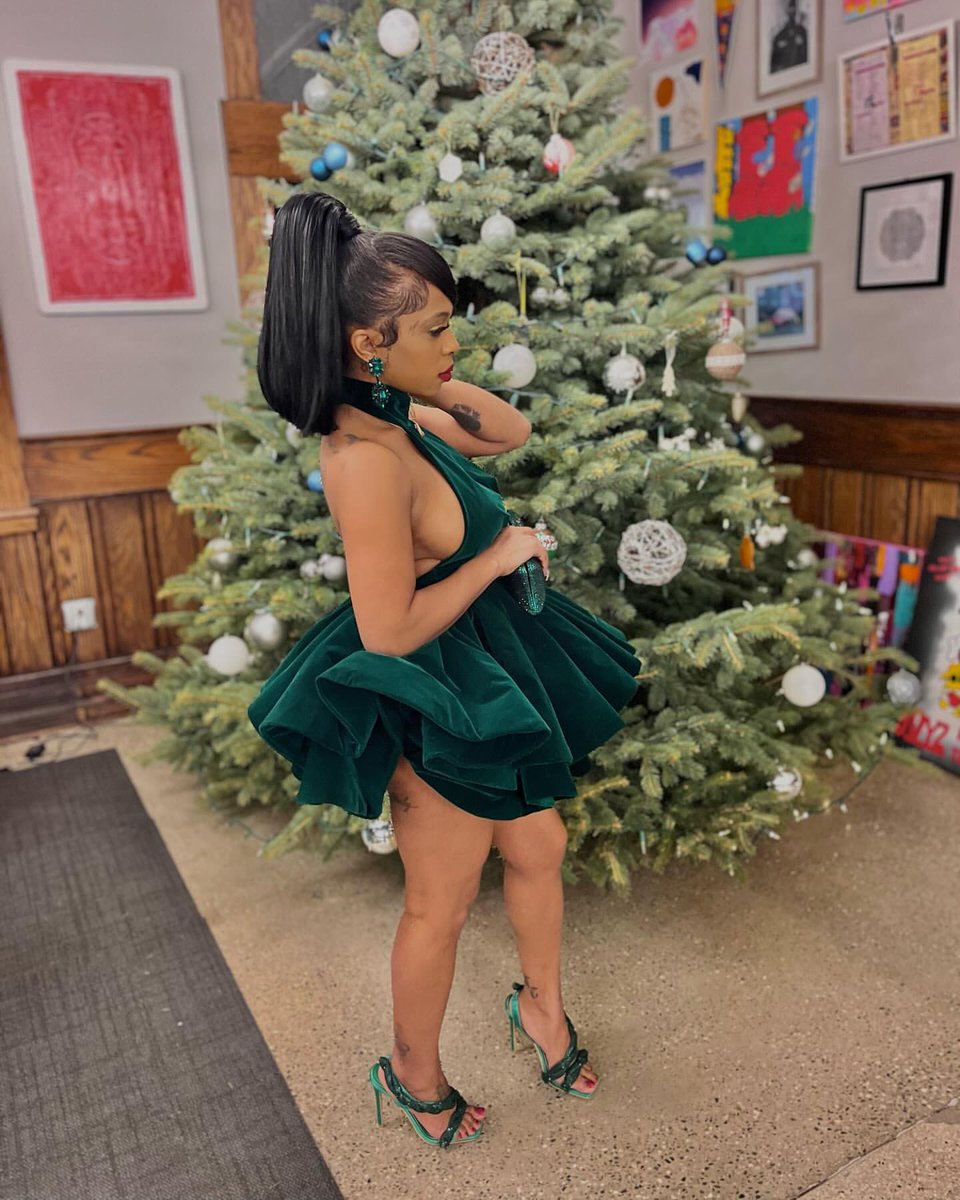 sofunsized's tweet image. Festive 🎄💋