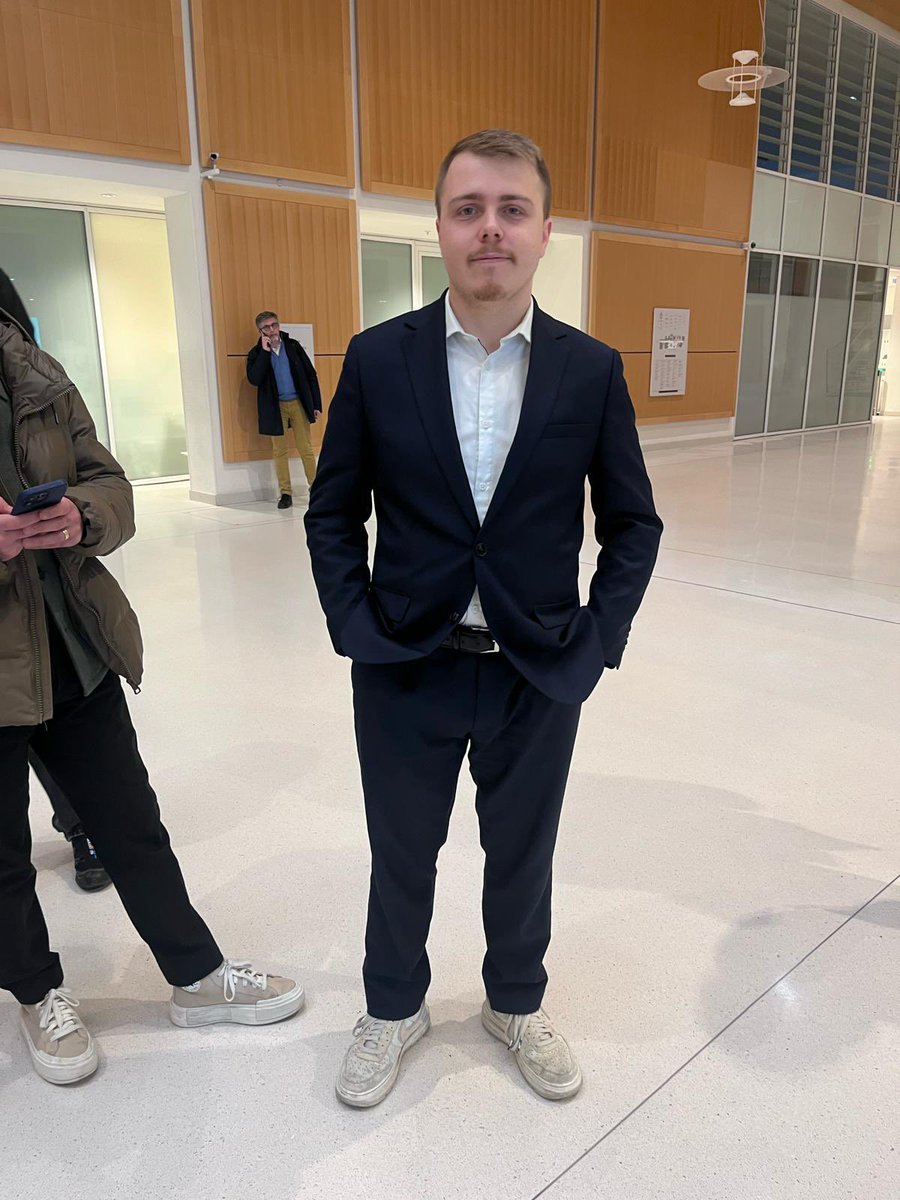 Bruno_Attal_'s tweet image. Louis Boyard est arrivé au tribunal de Paris.
Non il n’est pas là pour avoir vendu de la cocaïne à des étudiants.
Il est là car Cyril Hanouna lui a dit que c’était une m*rde.
La justice ne poursuit pas les vendeurs de mort mais ceux qui les dénoncent.