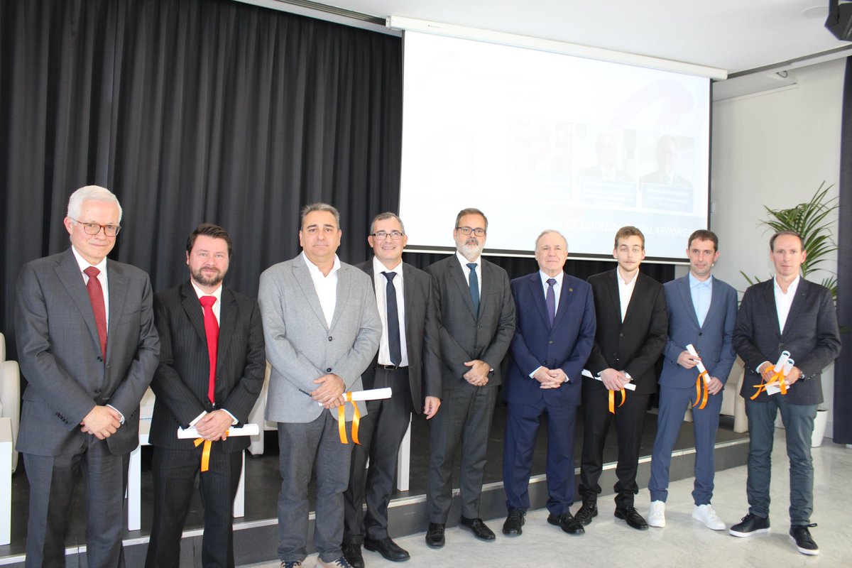 🏆La Fundación <a href="/aecarretera/">@aecarretera</a> entregó el 03/12 el X"Premio Internacional a la Innovación en Carreteras #PremioJAFC".
🥇SIMEVIA,solución para ejecución y mantenimiento de carreteras con IA,desarrollada por <a href="/Pavasal/">Pavasal</a> y <a href="/TeknikerOficial/">Tekniker</a>,se alza con el galardón
➡️aecarretera.com/sala-de-prensa…