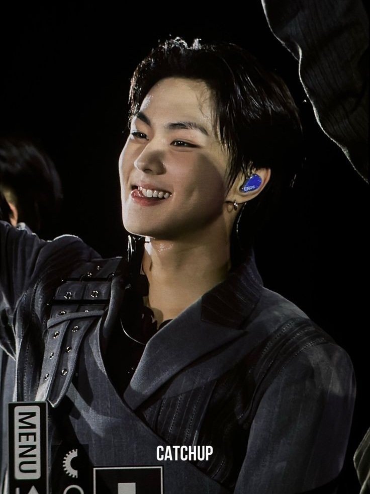 woncattos's tweet photo. the side parted hair, the dimple, the smile.... the tongue peeking GOD https://t.co/vjzGBvKxzC