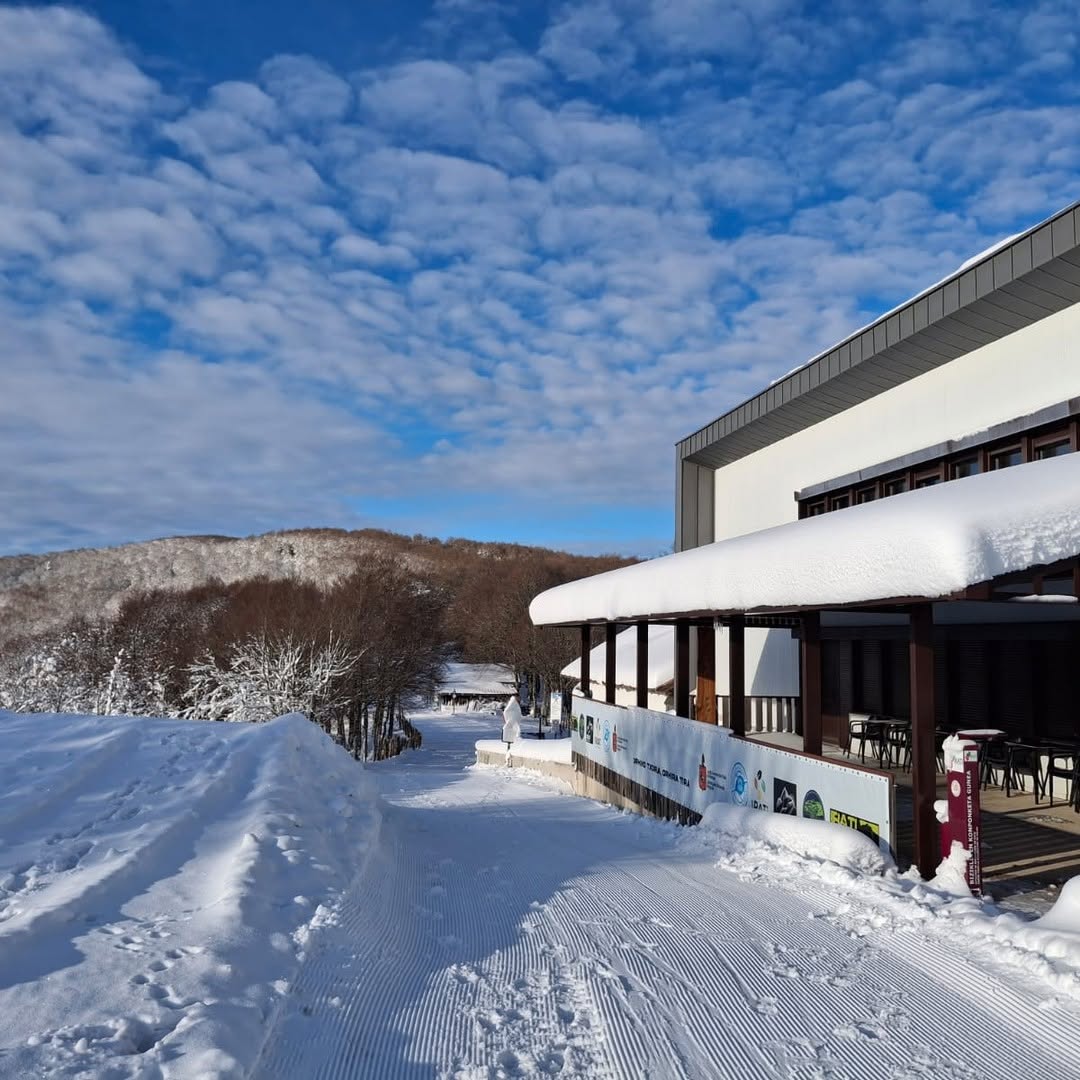 ¡Ha llegado la nieve a Irati! Este invierno visita la Selva de #Irati y pasea por sus pistas de esquí, realiza paseos con raquetas, recorre los pueblos de la zona... ❄️