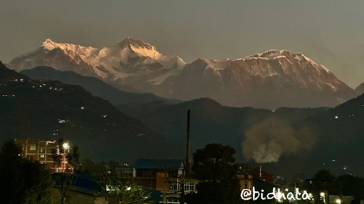 BidhataTravels's tweet image. Rise and shine! When you wake up to a view like this, it feels like the universe is blessing you with everything you need—love, light, and endless peace. #BestView #Pokhara #MorningMagic #BlessedLife #TheDayforlifeTime
