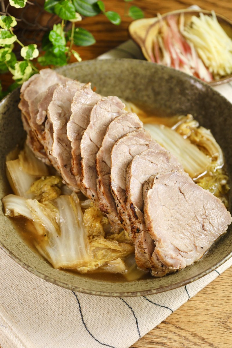 液体塩こうじ+豚ブロック肉を半日ほど漬けておき、鍋に入れて20分蒸し焼きするだけで、お肉やわやわ〜!旨みもUP✨
今の時期おいしい白菜と一緒に蒸し煮にしたらとろとろ甘くて最高でした。ぜひ、千切りにした生姜・ミョウガと一緒に召し上がれ!
#PR #ハナマルキ