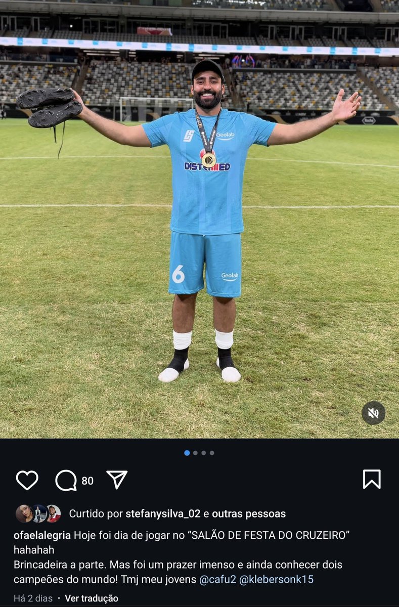 lucaxcmd's tweet photo. simplesmente @ArenaMRV 

cruzeirenses declarados batendo "pelada" na Arena e ainda zoando 

e simplesmente empresa TIRANDO o escudo do Galo e colocando o dela no lugar... 

VERGONHA https://t.co/ZGbkidpTZs