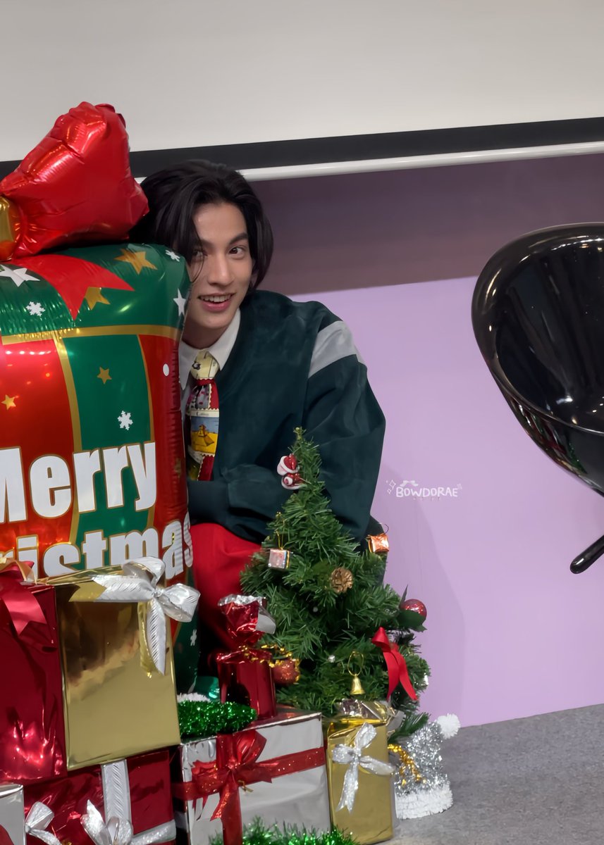 peachgulf's tweet photo. my bub is only four christmas gift boxes tall 🥹 https://t.co/E07ii6zqij