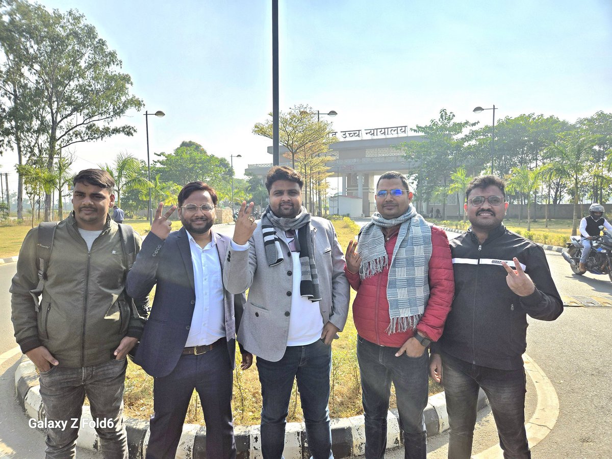 हमारे बाद भी हम जैसा ढूंढेंगे लोग,
हमारे क़र्ब का नश्शा नहीं उतरता है।
हमारे सर पे मुसीबत भले ही लाख उतरे,
भगवान का शुक्र है चेहरा नहीं उतरता है।।

हर हर महादेव 🚩🚩
#रद्द_मतलब_रद्द 

आज हमने साबित किया कि हमारी CGL की लड़ाई सही थी 🐅🐅
अभी तो हाई कोर्ट ने पूरी प्रक्रिया पे स्टे