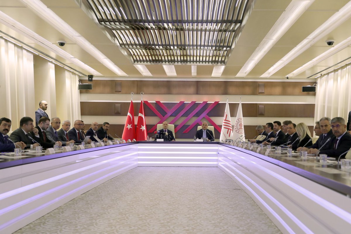 universitemDEU's tweet photo. 🤝 Yükseköğretim Kurulu ile T.C. Kültür ve Turizm Bakanlığı arasında imzalanan ve yükseköğretim ile turizm sektörünü bir araya getiren iş birliği protokolü kapsamında, Türkiye'deki 7 pilot üniversiteden biri olarak seçilmenin gururunu yaşıyoruz.

✅ Bu kapsamda Araştırma Üniversitemizin ilgili fakülte ve bölümleri; yenilikçi ve uygulama odaklı eğitim modelleriyle desteklenecek ve ülkemizin ekonomik kalkınmasında önemli rol oynayan turizm sektörünün ihtiyaç duyduğu başarılı turizm yöneticileri Dokuz Eylül Üniversitesi çatısı altında yetişecek.  

Turizm sektöründe eğitim kalitemiz ve yetiştirdiğimiz başarılı mezunlarımızla fark yaratmaya devam ediyoruz! 🌍

#universitemDEU #YÖK #turizm

@YuksekogretimK @TCKulturTurizm