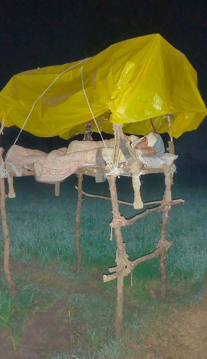 एक किसान इस ठण्डी रात मे गेहू की फसल की रखवाली करते हुऐ,,,जिनको पता नही है कि गेहू कहा से आता है ओर बहुत मंहगा लगता है वो एक  बार कुछ घण्टे इन किसान भाईयो के साथ रहे,,खाना हम पहुचायेगे,,,खाना ओर बोलना आसान है उगाना पकाना बहुत मुशकिल है,,,जय किसान