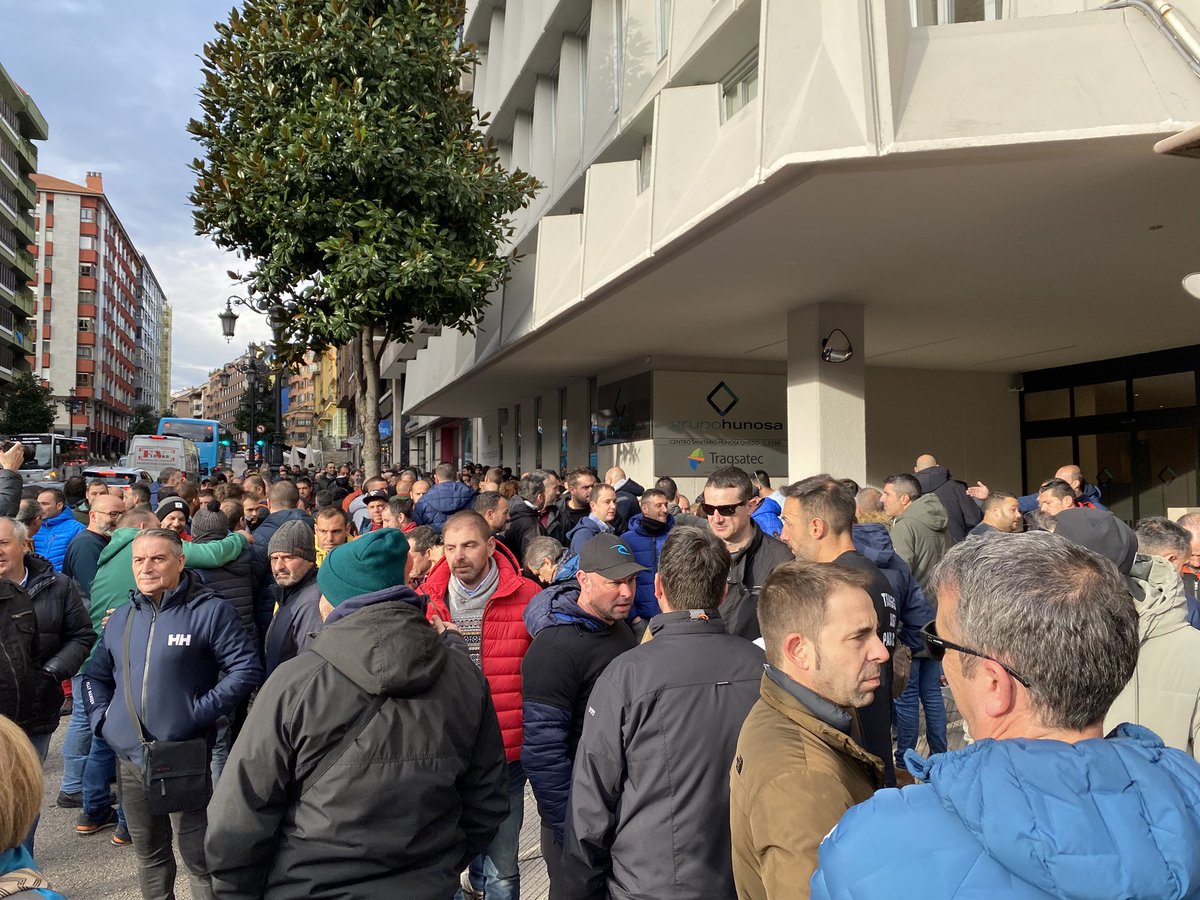 Si alguien dudaba del poder de convocatoria de los sindicatos mineros, aquí tiene la respuesta: apoyo masivo en la calle, unidos frente a los incumplimientos de HUNOSA y la SEPI. ✊ #FuerzaObrera #JusticiaLaboral #Hunosa