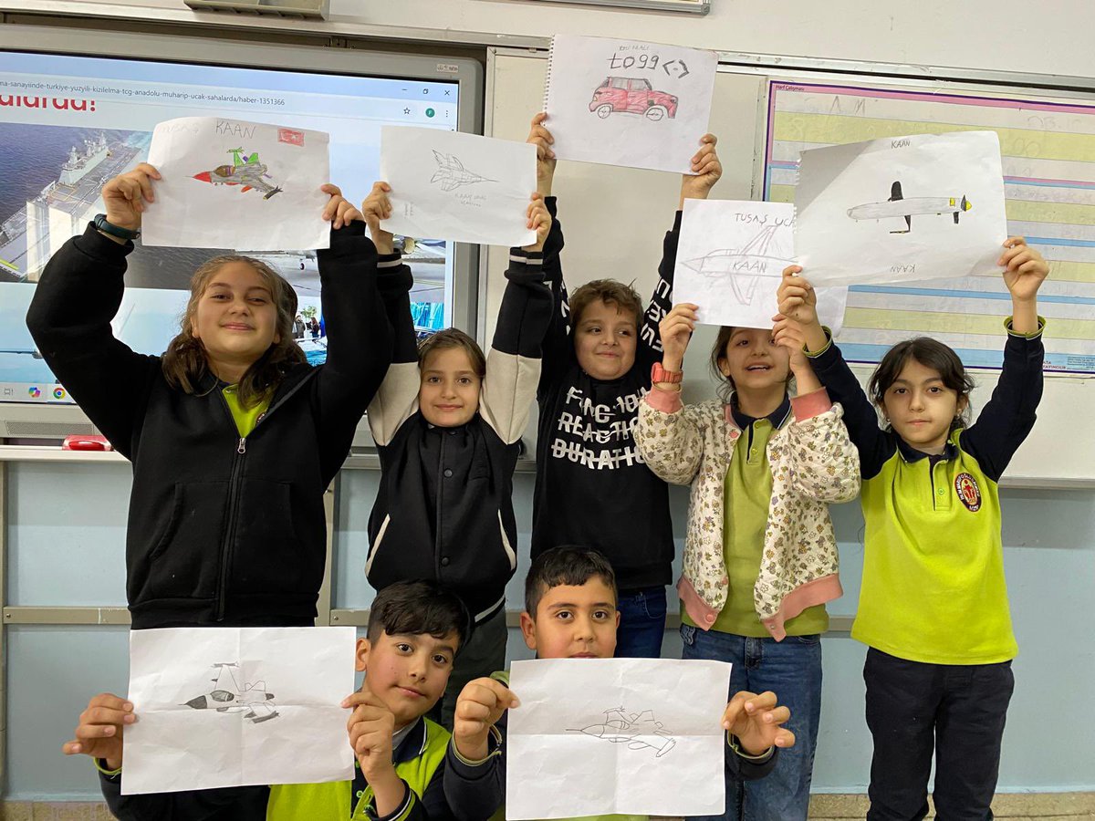 islimmarufoglu1's tweet photo. Yerli malı haftası etkinlikleri kapsamında 4/G sınıfı öğrencilerimiz tarafından Yerli ve Milli Savunma araçlarımız sergilendi. Öğretmenimizi ve öğrencilerimizi tebrik eder başarılarının devamını dileriz. @NizipilceMEM @Cgnde https://t.co/1U8lSZ3Gso