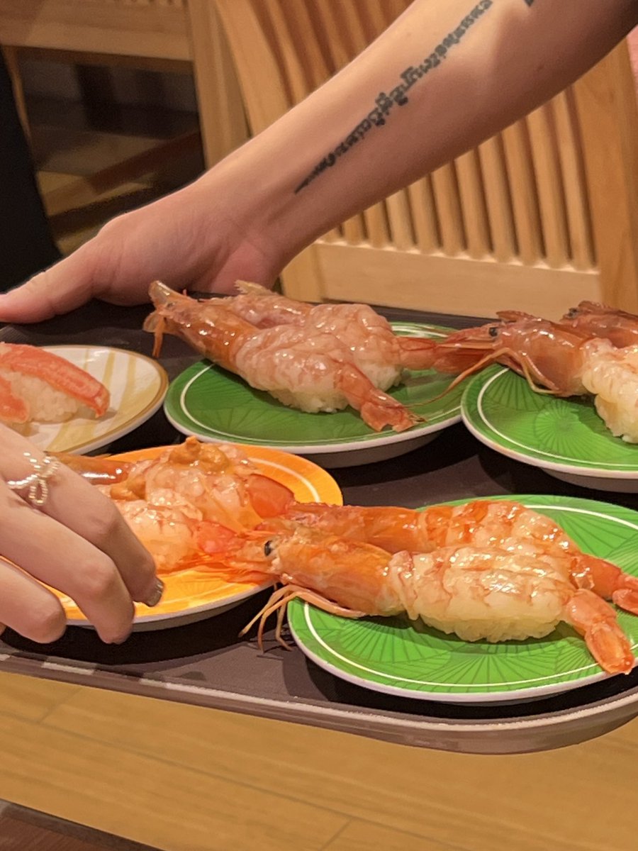 pameereview's tweet photo. รีวิว Katsu Midori สำหรับคนที่อยากลอง กัฟไปมาวันนี้ วันธรรมดา ไปตอน 11:30 คิวรันไวมากเพราะทุกคนคิดว่าคงได้คิวช้าเลยมาจองไว้ก่อน สรุปคนไม่เยอะโต๊ะรันไว 
- ของสด เน้นปลาดิบ ซูโทโร่ ปลาไหลอร่อย กุ้งหวานก็โอเค ควรสั่ง
- คำใหญ่ ปลาใหญ่ ราคาคุ้ม 
- ข้าวหนึบอร่อย เลือกข้าวคำเล็กได้ ( แต่รู้สึกว่าก็ใหญ่อยู่ดี 555 )
- เมนูเยอะ แต่สั่งไปแล้วมีตกหล่นหลายอัน
- ชาเขียวบนโต๊ะอร่อยกว่าอีกเจ้า 🍵
- น้ำจิ้มมี soy กับ ponzu ให้เลือก
- เพื่อนที่ชอบกินพวกเซียร์และของทอด บอกว่าอีกเจ้าอร่อยกว่า
- แต่กัฟชอบปลาดิบ กัฟว่าอันนี้อร่อย ถ้ารอคิวไม่นานก็มาลองได้ แต่ถ้ารอคิวนานเว่อก็คงรู้สึกกินที่อื่นดีกว่า

โดยรวมถือว่าคุ้ม ราคาโอเค จ่ายพอๆ กันกับเวลาไปกินอีกเจ้าค่ะ