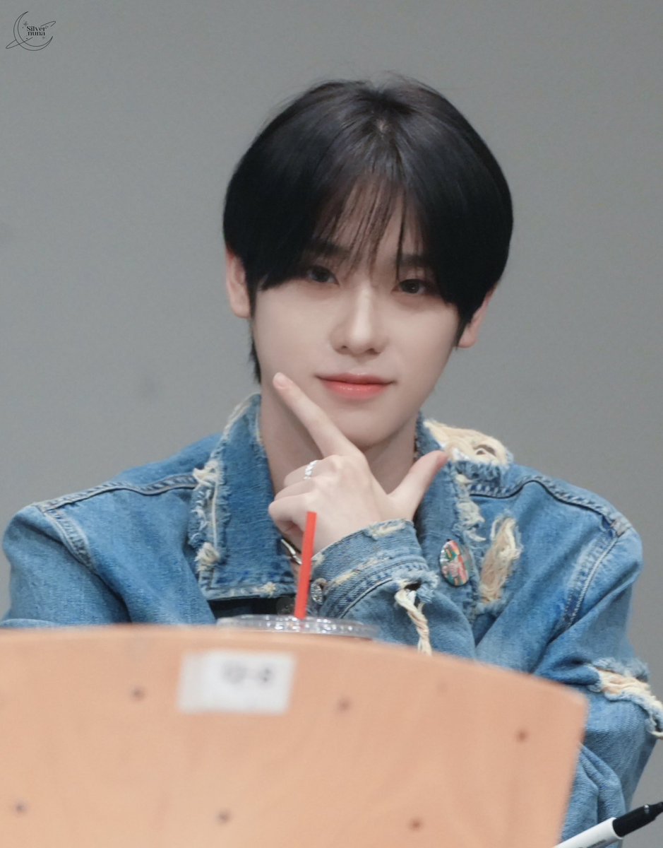 Silver_nuna's tweet photo. 남자 포즈 실화임??🤔

#이펙스 #EPEX #금동현 #KEUM https://t.co/XehnzBuFc0