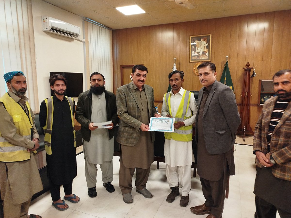 pakrail_rwp's tweet photo. Divisional Superintendent/RWP, Noor Ud Din Dawar, awarded certificates of appreciation &amp; cash rewards to the hardworking sanitation staff of RWP for their exceptional efforts in maintaining round-the-clock cleanliness and the overall upkeep of #Rawalpindi Railway Station. https://t.co/fQ2cEEm79N
