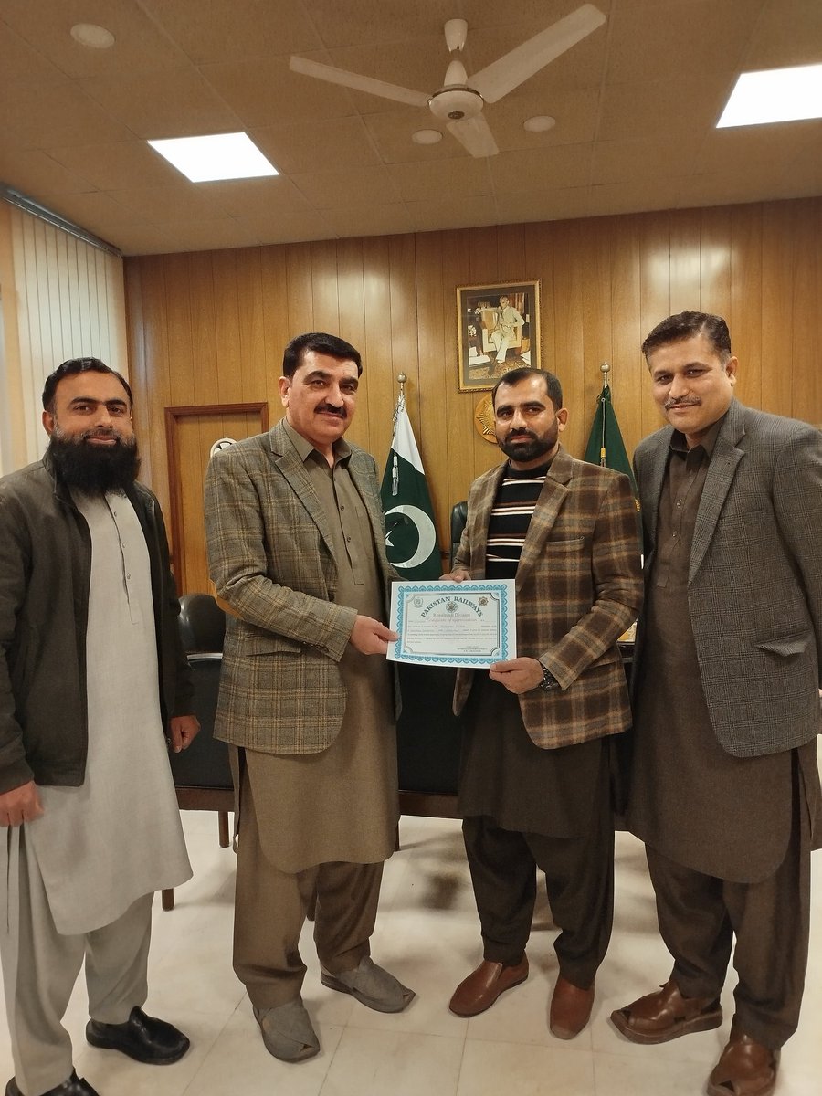 Divisional Superintendent/RWP, Noor Ud Din Dawar, awarded certificates of appreciation &amp; cash rewards to the hardworking sanitation staff of RWP for their exceptional efforts in maintaining round-the-clock cleanliness and the overall upkeep of #Rawalpindi Railway Station.