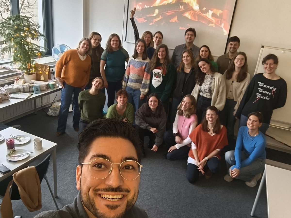Dieses großartige Team hat noch einen unerfüllten Weihnachtswunsch 🎅🏼 
Wir suchen eine psychotherapeutische Kolleg*in, der eine diversitätssensible, evidenzbasierte Therapie am Herzen liegt. Bewerbung bis zum 31.12.24 unter jobportal.uni-koeln.de/bewerben/1940