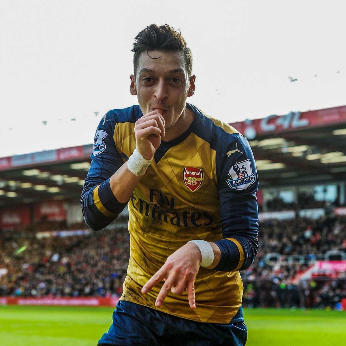 Mesut Özil is joint 3rd in the list of most consecutive games with a goal contribution in Premier League history with 16 G/A in 11 consecutive games between Gameweek 7-17 in the 2015/16 season.

🥇 Vardy
🥈 Salah
🥉 Özil, Sturridge, Henry

Magician 🪄