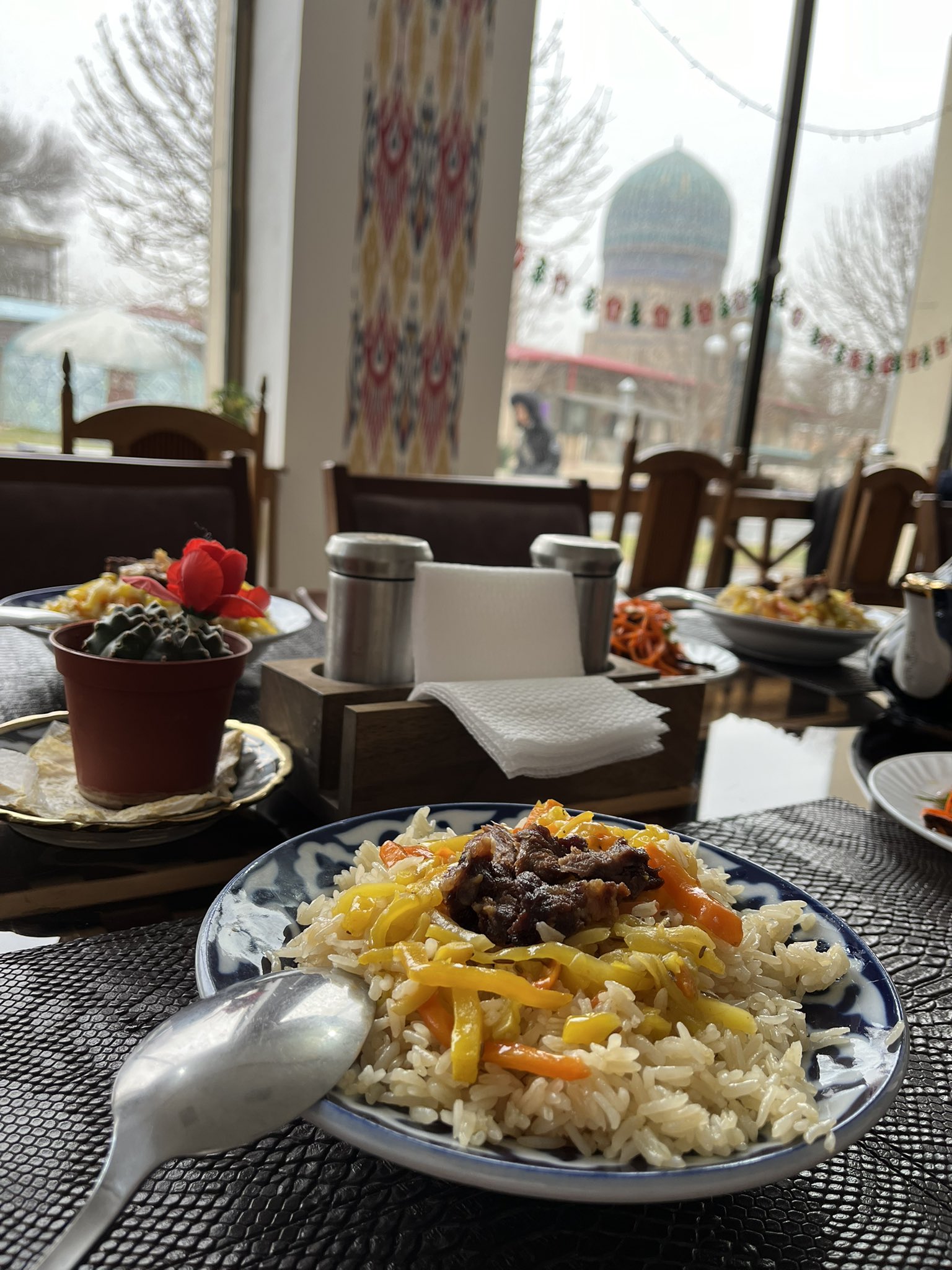 ウズベキスタンの伝統的なセット SRPTRAVEL (ウズベキスタン旅行