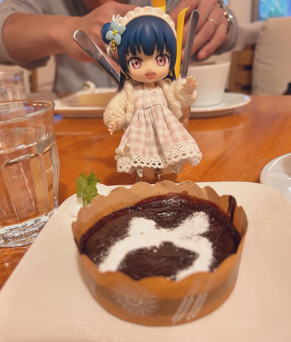 pomapomasakae's tweet photo. フォンダンショコラおいしかったです🩷
この真後ろで梨子ちゃん撮影中📷
本当に真後ろでぴ���たり映ってない😌💦 https://t.co/WuiCYta70N