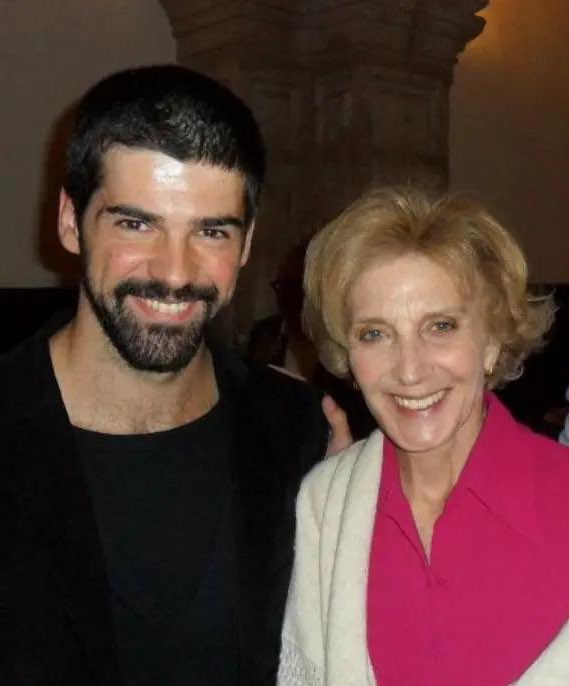 Miguel Angel Muñoz (@miguelamunoz) on Twitter photo Ay la vida… #MarisaParedes 💔
Que tu mami descanse en Paz <a href="/MARIAISASI/">Maria Isasi</a> 🙏🏼
Te acompaño en el sentimiento Ay la vida… #MarisaParedes 💔
Que tu mami descanse en Paz <a href="/MARIAISASI/">Maria Isasi</a> 🙏🏼
Te acompaño en el sentimiento
