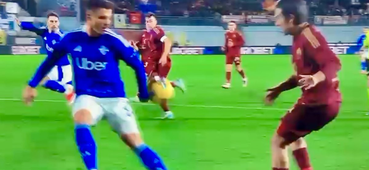 LukaFallica's tweet photo. Messaggio a tutti i calciatori del campionato: smettetela di fare il pinguino in area di rigore, potete toccare serenamente il pallone col braccio che non vi danno rigore contro
#devigiocabene https://t.co/Bpl8EBXJDW