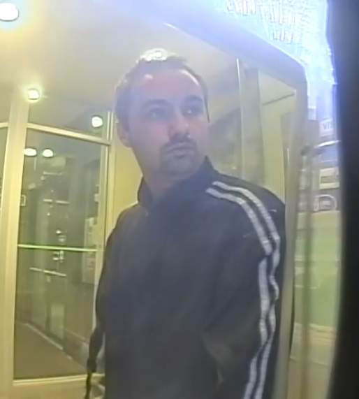 PoliceGatineau's tweet photo. Nous demandons l'aide du public pour identifier l’auteur d’un incendie criminel survenu le 30 octobre, vers 1 h, à la Banque TD du boul du Plateau à Hull. L'incendie a entraîné plus de 500 000$ de dommages.

Vous avez de l'info 📞 819 243-4636, option 5
➡️ https://t.co/Nwp5NuMyne https://t.co/P4bItUQWi9
