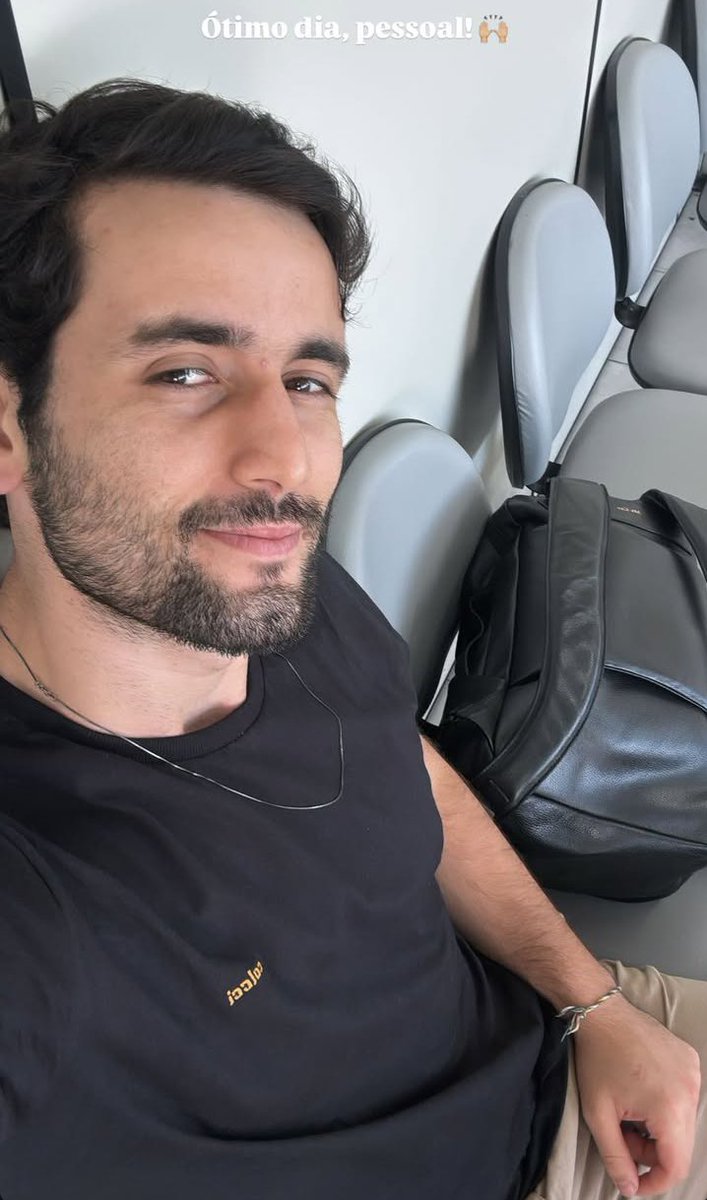 Lindãoooooooo
Dormiu tarde e ainda saiu na madrugada pra viajar, mas a beleza continua irretocável 😂😍💖