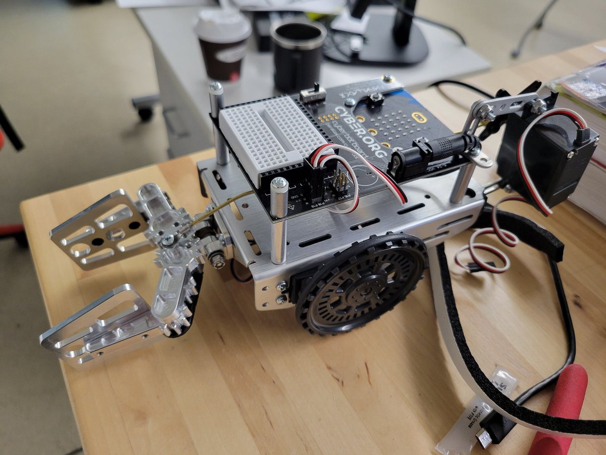 kkuhlers's tweet photo. #ThankYou @NE_IA_STEM for the STEM Best Enhancement grant.  First one is built with help of @WaterlooSchools intern Keegan! now ready to start python programming this machine! #ElevenMoreToGo..... #CS4all @AmyMiehe @IADeptofEd @IowaSTEM More to come.... https://t.co/9w3KSuMhtx