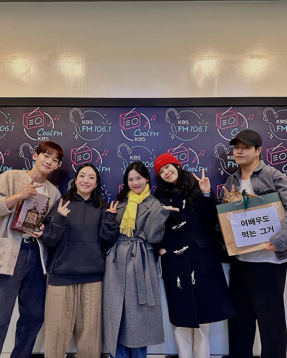 chen_indonesia's tweet photo. [241216] 

volumeup_891 Instagram update:

"Volume spesial edisi Ballad  🎤🎶💖
#Lyn #Jungin #NayoonKwon #Chen (#KimJongdae)🫶🏻....."

CHEN, Hyo Jung, Jung In, Lyn, dan Na Yoon Kwon di KBS Cool FM 'Hyo Jung Oh My Girl - Volume Up' ✨

🔗https://t.co/DQZxZ12mua…

#첸 @CHEN_INB100 https://t.co/wN2FM8uRAc
