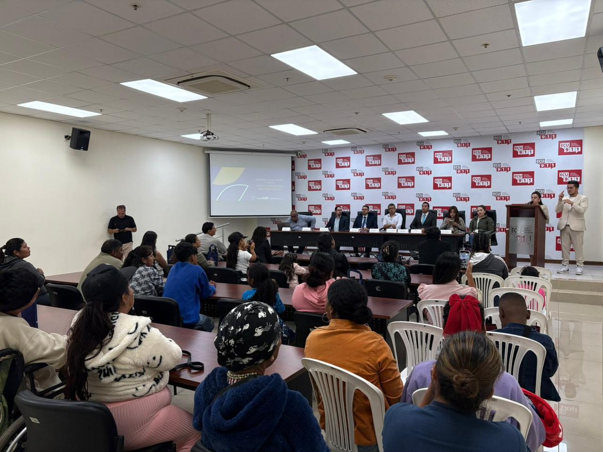 ViviendaEc's tweet photo. #MiduviEnTerritorio 📍🏡
#Ibarra
¡Más viviendas dignas para las familias ecuatorianas! 👨👩👧👧🇪🇨
La coordinación #Zonal1, cumplió con el proceso de socialización del proyecto que construirá 81 viviendas para las familias de la ciudad.
#ElNuevoEcuadorResuelve https://t.co/R1CMpJ89UY