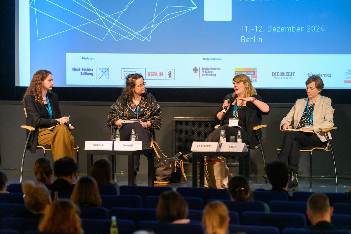 Wissenschaft im Dialog (@wissimdialog) on Twitter photo Welche Rolle spielt #Wisskomm im Kampf gegen Desinformation? Darüber diskutierten <a href="/pia_lamberty/">Pia Lamberty</a>, <a href="/GwendolynSasse/">Gwendolyn Sasse</a>, <a href="/EFDavies/">Franziska Davies (ACCOUNT INACTIVE)</a>, moderiert von Stefanie Orphal, beim #fwk24. Die Debatte gibt's jetzt zum Nachlesen im WiD-Blog:
wissenschaft-im-dialog.de/blog/debatte-%…
Foto: David Ausserhofer Welche Rolle spielt #Wisskomm im Kampf gegen Desinformation? Darüber diskutierten <a href="/pia_lamberty/">Pia Lamberty</a>, <a href="/GwendolynSasse/">Gwendolyn Sasse</a>, <a href="/EFDavies/">Franziska Davies (ACCOUNT INACTIVE)</a>, moderiert von Stefanie Orphal, beim #fwk24. Die Debatte gibt's jetzt zum Nachlesen im WiD-Blog:
wissenschaft-im-dialog.de/blog/debatte-%…
Foto: David Ausserhofer