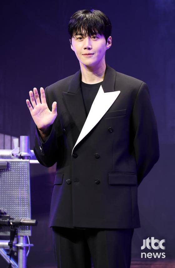 KoreanUpdates's tweet photo. #KimSeonHo reportedly ended his 6-year contract with SALT Entertainment and moving to HighZium Studio.

HighZium is home of KimJiWon, SongJoongKi, SeoEunSoo, and more.

https://t.co/Zo1AlBTS2R
#KoreanUpdates VF https://t.co/qqEOHgLfVK