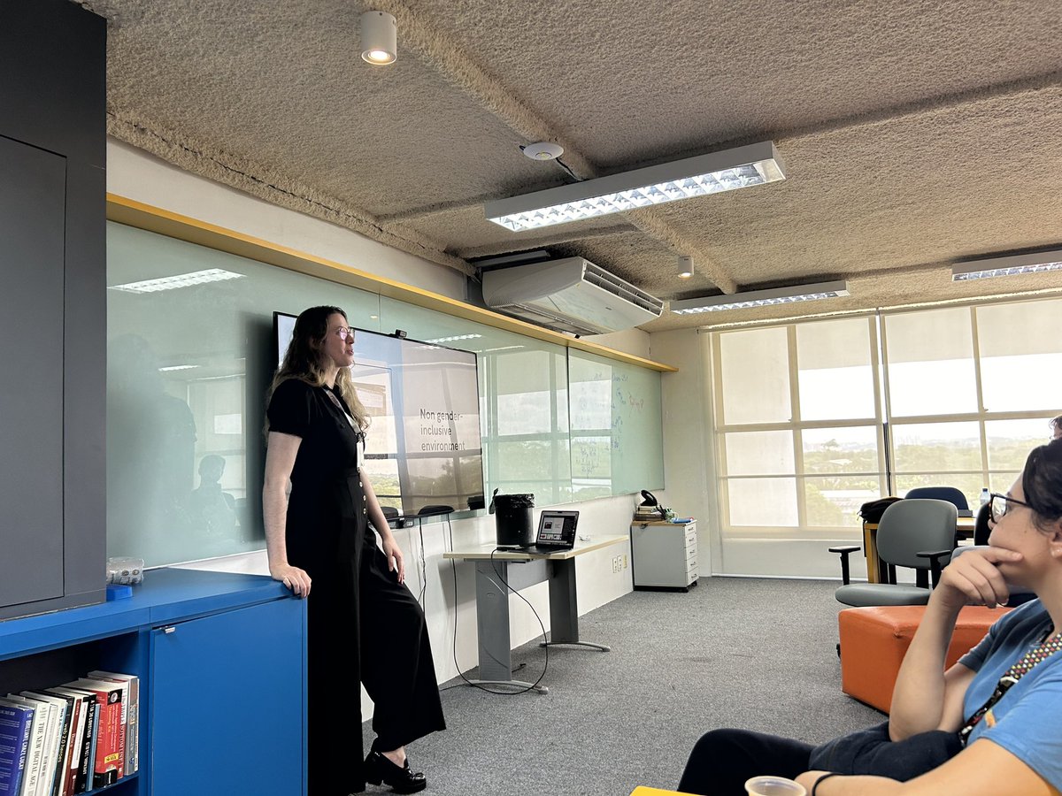 Lavínia visitando o <a href="/CInUFPE/">CIn-UFPE</a> e falando da trajetória dela organizando e pesquisando hackathons