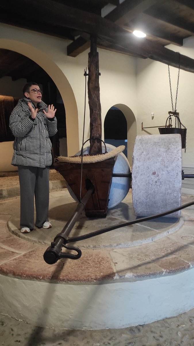 IColegiales's tweet photo. El  alumnado del T1A ha visitado DCOOP, un viaje por la historia del  aceite, su extracción, su olor y sabor le otorgan el título del oro  verde. Un posible futuro profesional para nuestro alumnado de Ciencias y  Tecnología. https://t.co/sB1CvYWhOm