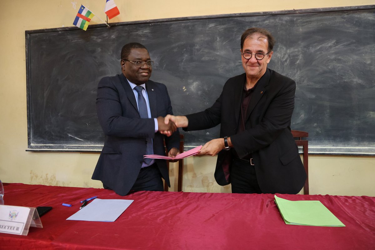 FranceBangui's tweet photo. 🌍✨ La France investit en Centrafrique

L’ambassade et l’Université de Bangui lancent un projet pour renforcer 3 écoles doctorales. 🎓🇫🇷

#Éducation #Recherche #Coopération https://t.co/pWGsqXVker