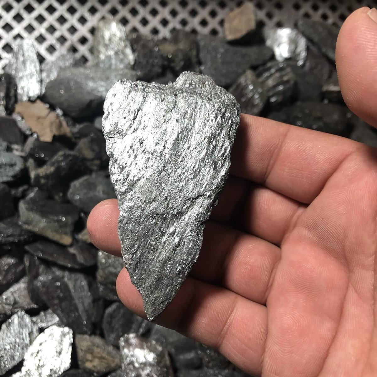 كنوز السعودية🇸🇦 

من نعم الله علينا هي المعادن الخام النفيسة المتواجدة بأراضي المملكة والموضوع لا يقتصر على الذهب والفضة فقط بل هناك معادن أخرى في غاية الاهمية سنذكرها لكم في هذا التقرير