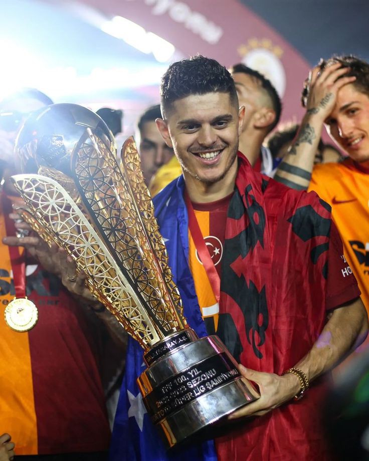 besiktasli abimle kavga ediyoruz dalga geciyor benimle bende cenk tosundan vuracagim 'en azindan bizim oyuncularimiz bize ihanet etmiyo' ama sen boynumu bukuyorsun... #rashica #Galatasaray