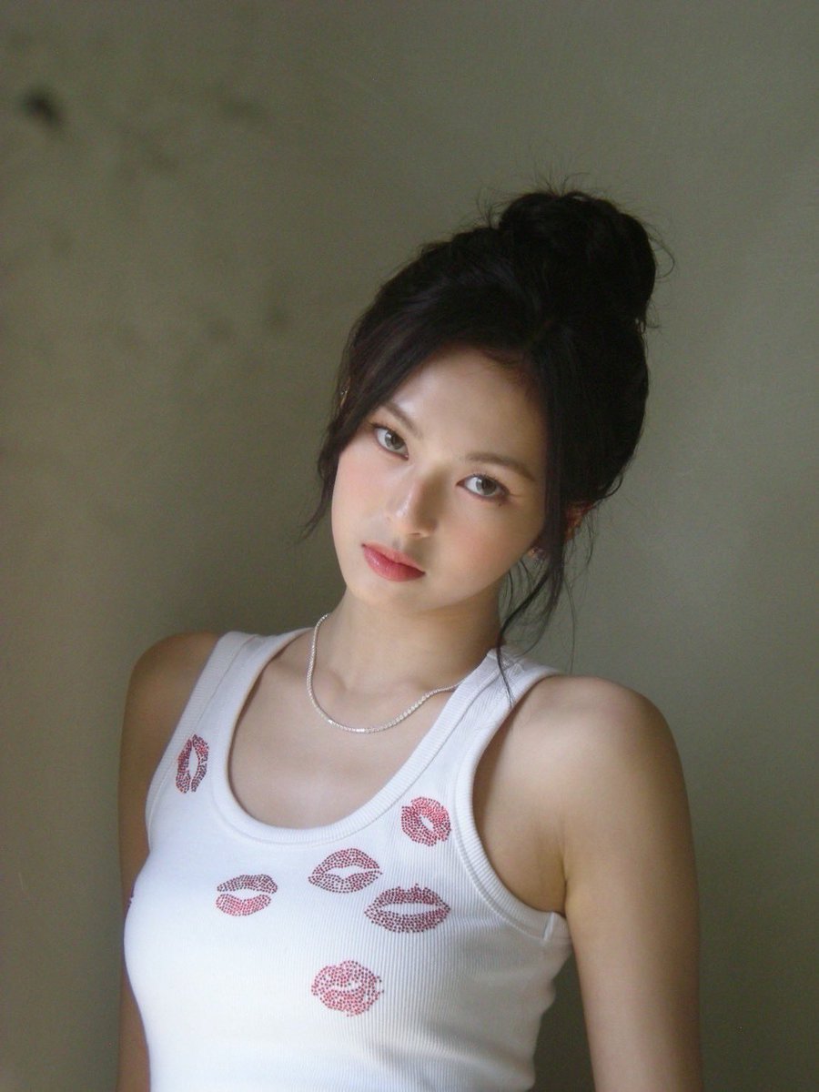 chnquita's tweet photo. Concept of the day: a girl wanted to imitate her sisters’ charm but still radiates that kiddo vibes. Well—girl (me) is in fact still a little one. ⸜(｡˃ ᵕ ˂ )⸝♡ https://t.co/DtBUKmRvdb