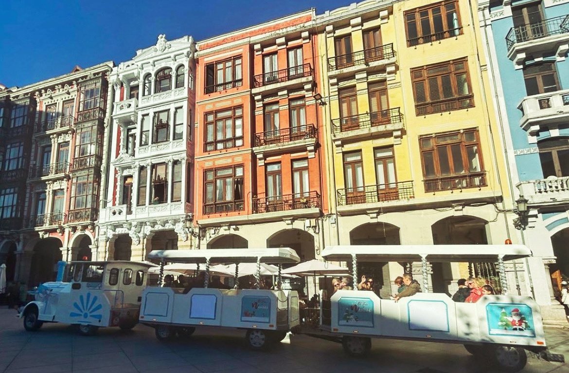 ¡Súbete al Tren Navideño y vive ‘Una Navidá de Cuentu’ en Avilés! 🚂✨

🕒 Días laborables: de 17:00 a 21:00 horas.
Sábados, domingos y festivos:
Mañanas: de 12:00 a 14:00 horas.
Tardes: de 17:00 a 22:00 horas.
Importante: El tren no circulará el 31 de diciembre y el 5 de enero.