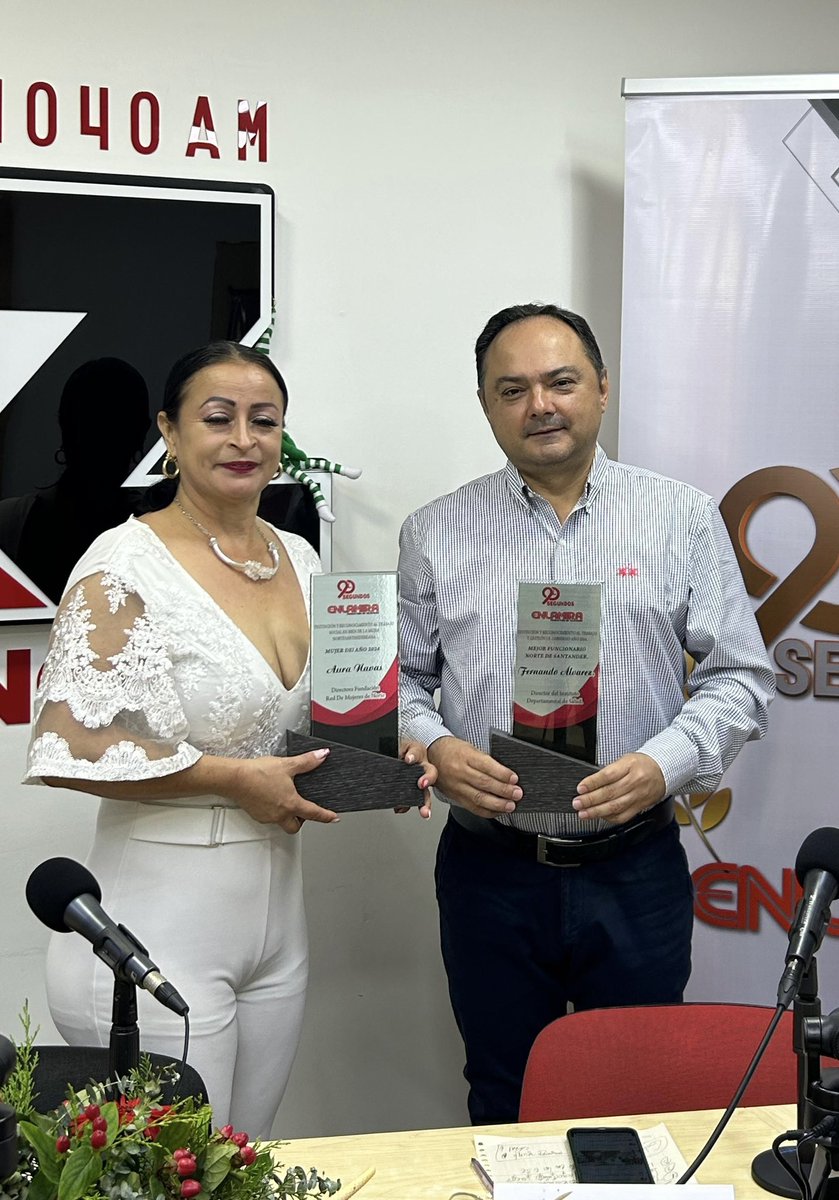 fredyparada90's tweet photo. @MagazinENLAMIRA y el programa 90 segundos entregaron en el día de hoy las distinciones como Mujer del Año a Aura Navas, directora de Red de Mujeres Norte y El Personaje del año 2024 a Fernando Álvarez Director del @ids_nds . Con este galardón ya son cinco exaltaciones que ha recibido el funcionario, quien también obtuvo por redes sociales la mayor votación como Personaje del Año. Este reconocimiento se hace especialmente por los logros obtenidos por cada uno de los homenajeados en sus respectivas tareas de orden regional. #FelizNavidad @LigiaBejarano @DanielaLugoo @GoberNorte
