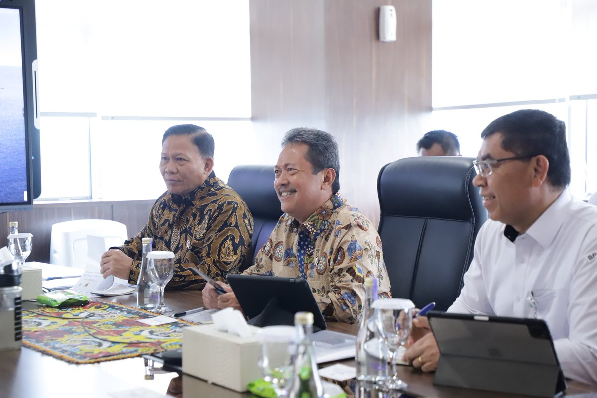bppsdm_kp's tweet photo. @in_radiarta menyampaikan komitmennya utk merealisasikan transformasi kelembagaan #MenujuOII melalui peningkatan sarpras, kurikulum berbasis industri, hingga kerja sama dg berbagai pihak utk memastikan keberlanjutan pendidikan berkualitas.
#SDMUnggul https://t.co/CE44Nar2Es