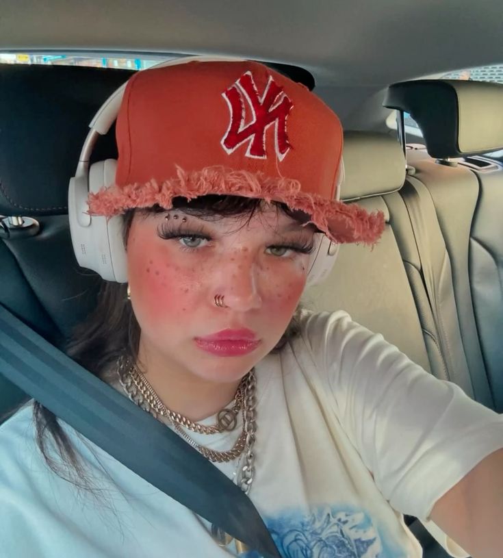 thumbnail-Lola Young