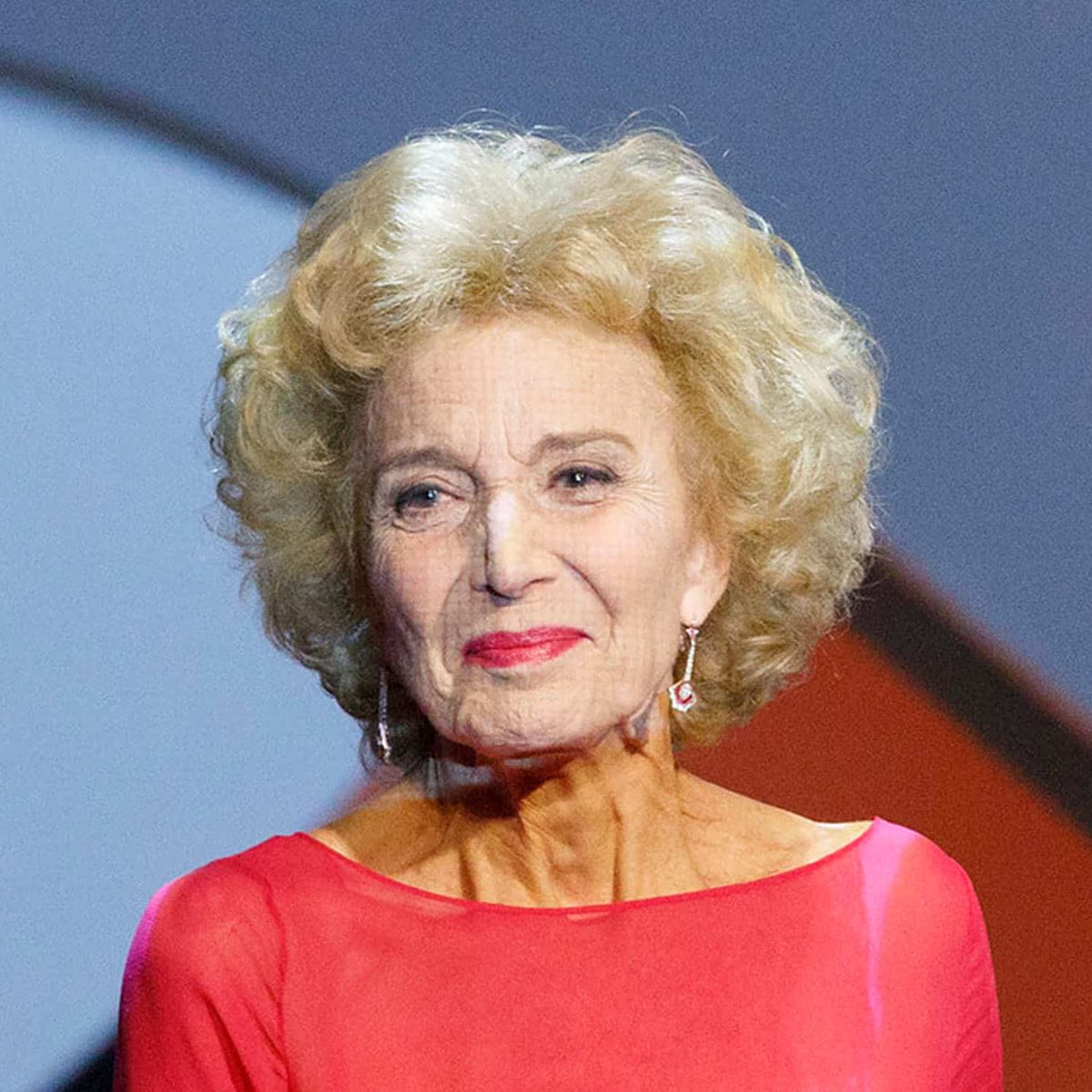 danybernab's tweet photo. Que triste e inesperada noticia!!!
Nos ha dejado la enorme actriz Marisa Paredes. Animal escénico donde los haya, el firmamento ya tiene una estrella más brillando. DEP https://t.co/6fgoSp8lGU