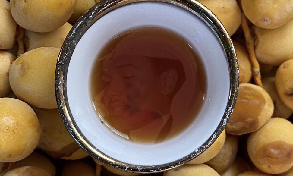 اللي يبي له دلةٍ تقعد الراس
يمرّني فالمجلس .. ويغتنمها 

بريّةٍ تجلا الخوا والتعوماس
ودّك تطيب غترتك من نسمها :)