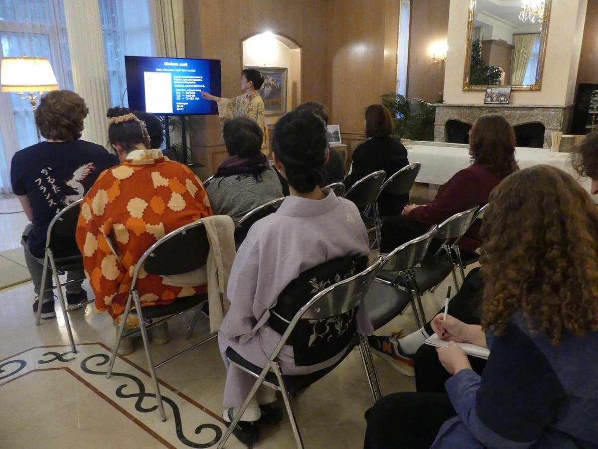 JaponStrasbourg's tweet photo. #Culture 🎴 | Le jeu de "Karuta"
Le 9/12, nous avons organisé une découverte du jeu de "#karuta" par Mme STONE et l'Association @KarutaFrance
C'est un jeu de mémoire et de rapidité. Sous sa forme "Uta-garuta", il se base sur les poèmes du #HyakuninIsshu" 📜 https://t.co/J5eVmuDLdU