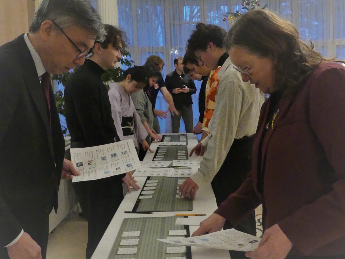 JaponStrasbourg's tweet photo. #Culture 🎴 | Le jeu de "Karuta"
Le 9/12, nous avons organisé une découverte du jeu de "#karuta" par Mme STONE et l'Association @KarutaFrance
C'est un jeu de mémoire et de rapidité. Sous sa forme "Uta-garuta", il se base sur les poèmes du #HyakuninIsshu" 📜 https://t.co/J5eVmuDLdU