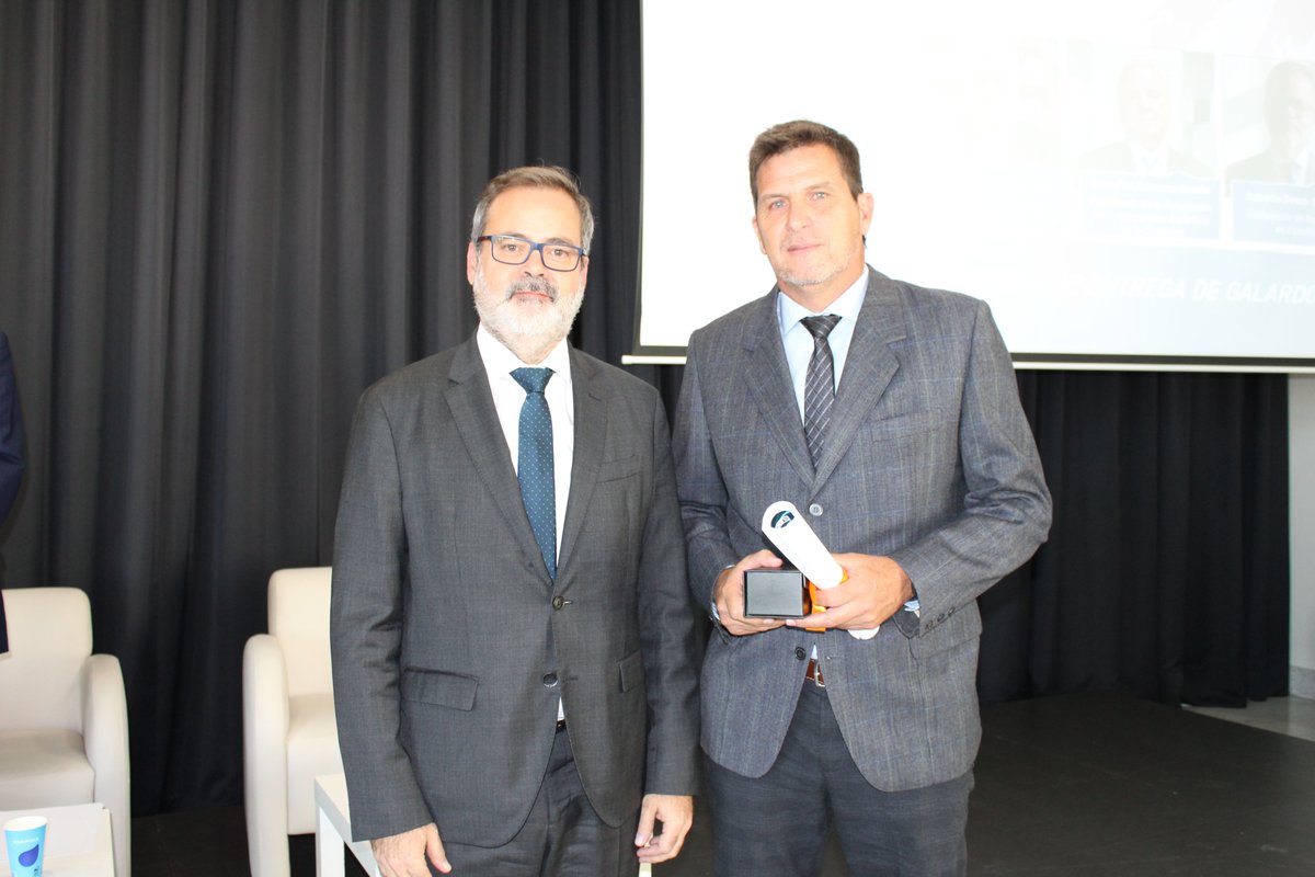 🏅El Accésit ha recaído en el estudio:"Hacia la modernización del análisis del estado superficial de pavimentos en Argentina",de un equipo de investigación de Ityac (en la imagen,Gustavo Mezzelani -dcha.- recoge el premio de manos del Embajador de Argentina en España) #PremioJAFC