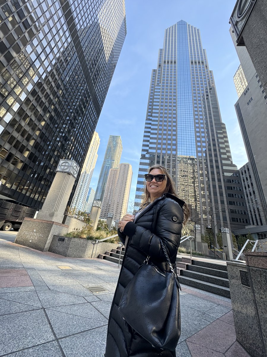 Lead_Aware's tweet image. Chicago, IL | Elevating Leadership✨From the skyline to the skill set—growth never stops.✨📈Traveling for leadership opportunities means stepping into spaces that challenge you to rise higher.Leadership isn’t about staying grounded—it’s about gaining perspective.#GetCoachedUp